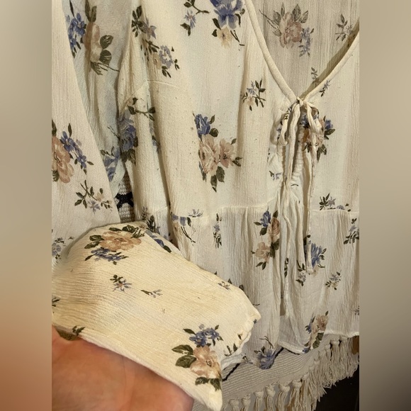 Hollister size large flowered top - Picture 2 of 4